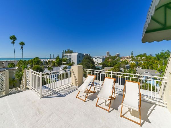 Siesta Key Stunning Vacation Townhome A Short Walk to Beach