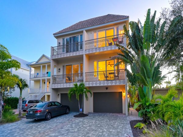 Siesta Key Stunning Vacation Townhome A Short Walk to Beach