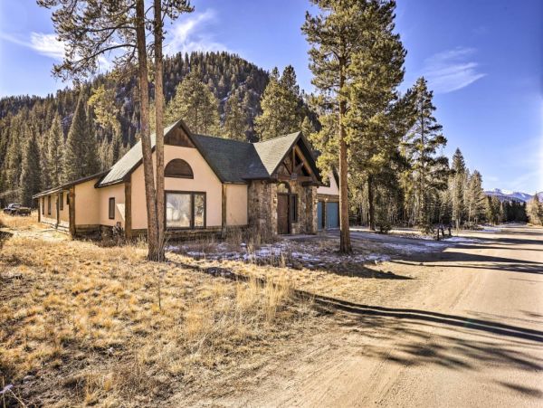 Luxurious Cabin in Dillon With Private Hot Tub Sleeps 22