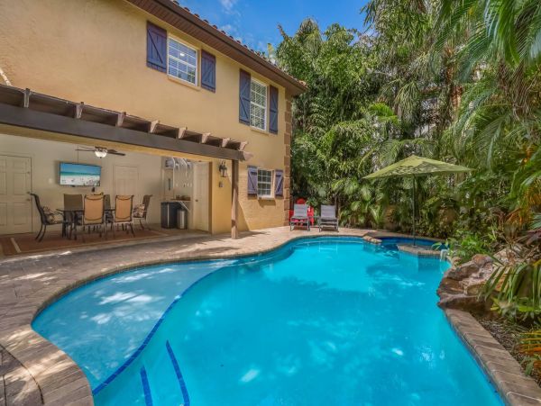 Holmes Beach Pool Vacation Home with 3 Bedrooms