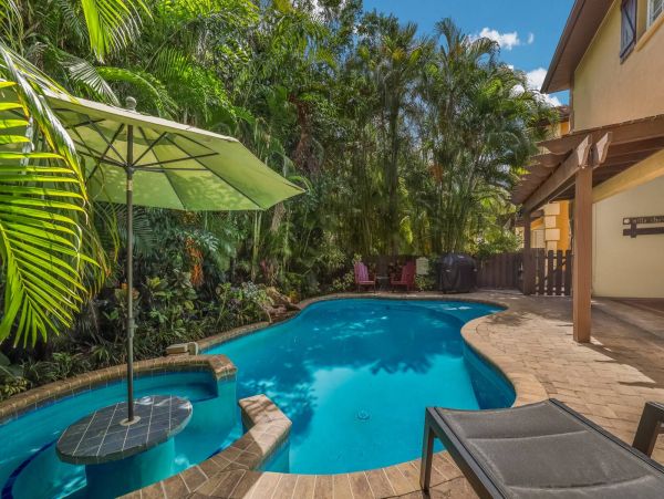Holmes Beach Pool Vacation Home with 3 Bedrooms