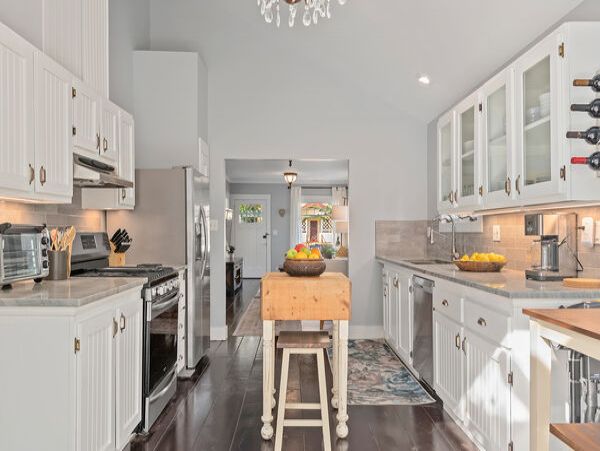 Santa Barbara Charming 3 Bedroom Vacation Home Sleeps Six