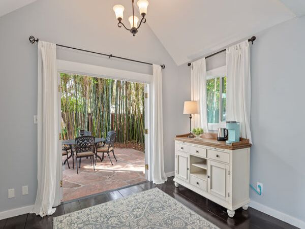 Santa Barbara Charming 3 Bedroom Vacation Home Sleeps Six