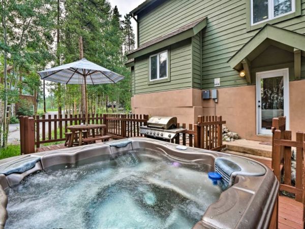 Spacious 4 Bedroom Vacation Townhome Walk to Ski Lifts