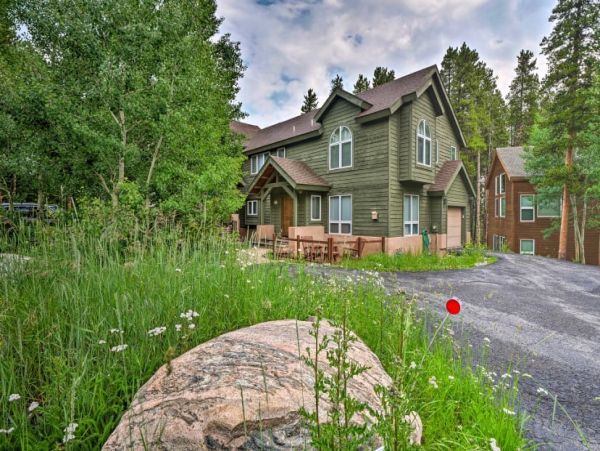 Spacious 4 Bedroom Vacation Townhome Walk to Ski Lifts
