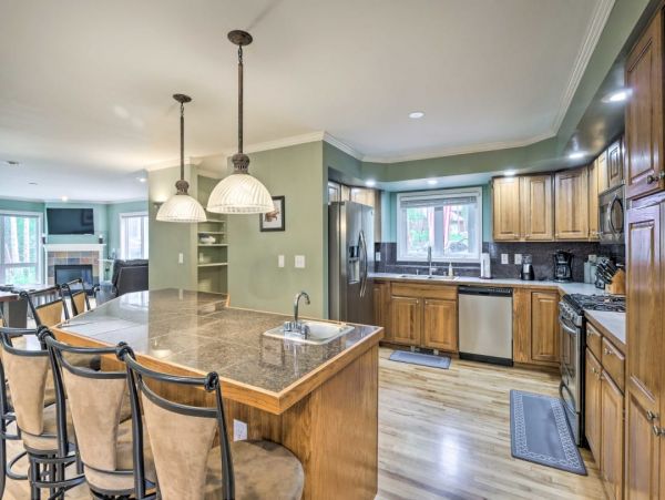 Spacious 4 Bedroom Vacation Townhome Walk to Ski Lifts