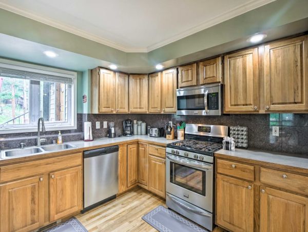 Spacious 4 Bedroom Vacation Townhome Walk to Ski Lifts