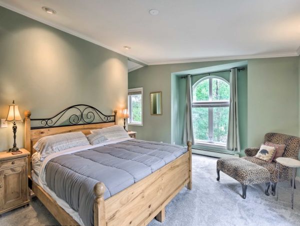 Spacious 4 Bedroom Vacation Townhome Walk to Ski Lifts