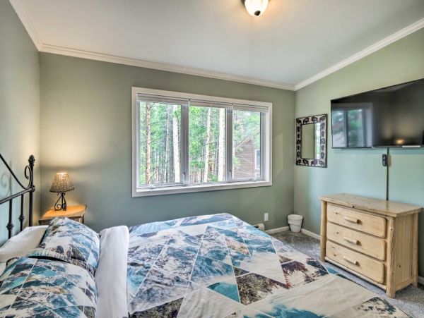 Spacious 4 Bedroom Vacation Townhome Walk to Ski Lifts