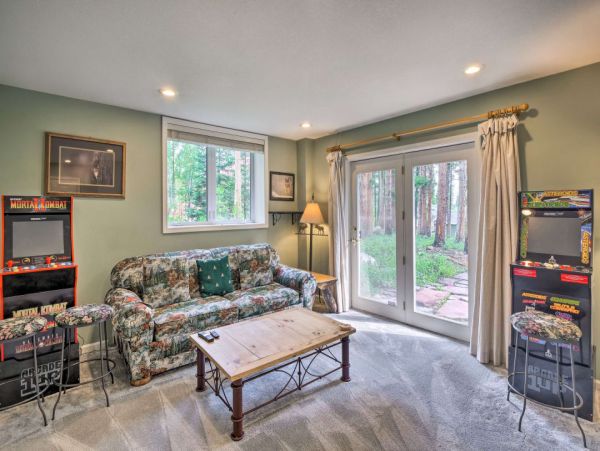 Spacious 4 Bedroom Vacation Townhome Walk to Ski Lifts