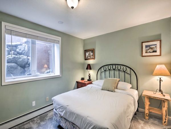 Spacious 4 Bedroom Vacation Townhome Walk to Ski Lifts