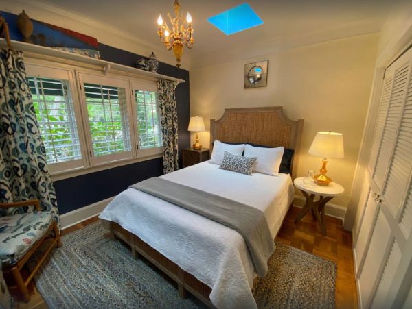 Sarasota Vacation Luxury Villa with Pool House and Cottage