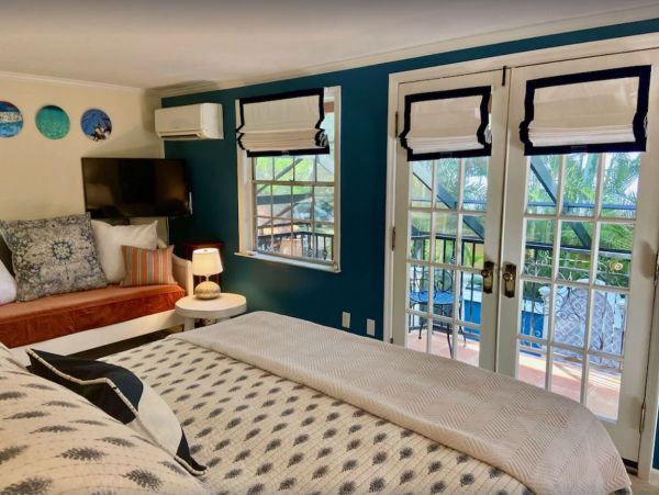 Sarasota Vacation Luxury Villa with Pool House and Cottage