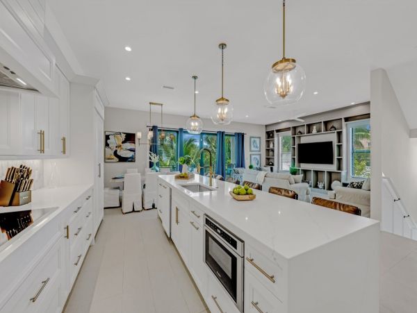 Beautiful Luxury Lido Key Pool Home Walk to Everything!!