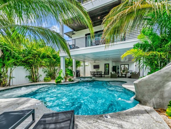 Beautiful Luxury Lido Key Pool Home Walk to Everything!!