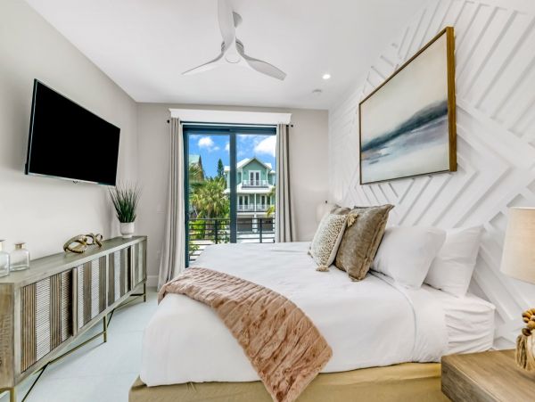 Beautiful Luxury Lido Key Pool Home Walk to Everything!!