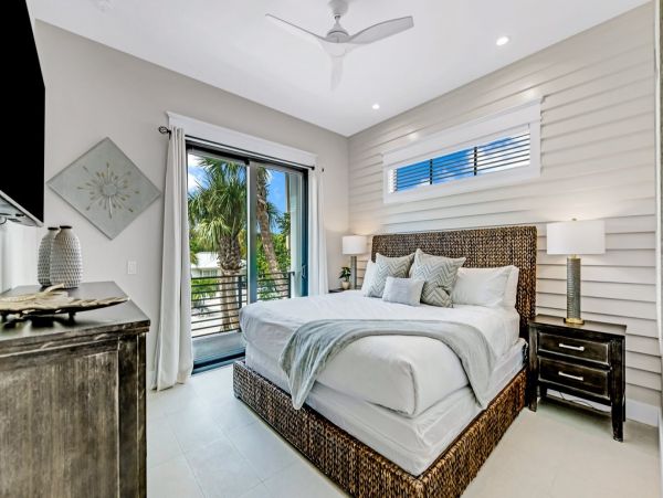 Beautiful Luxury Lido Key Pool Home Walk to Everything!!