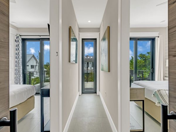 Beautiful Luxury Lido Key Pool Home Walk to Everything!!