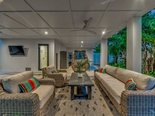 Beautiful Luxury Lido Key Pool Home Walk to Everything!!