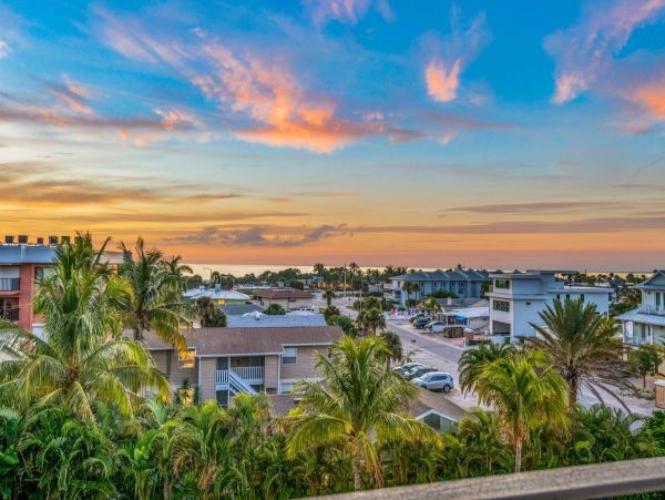Beautiful Luxury Lido Key Pool Home Walk to Everything!!