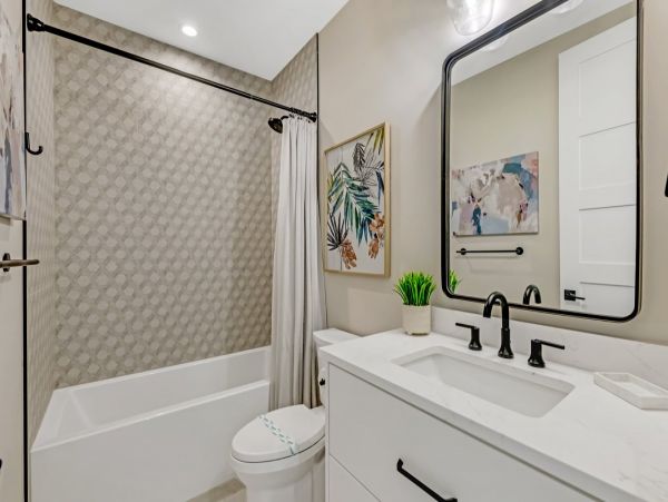 Beautiful Luxury Lido Key Pool Home Walk to Everything!!