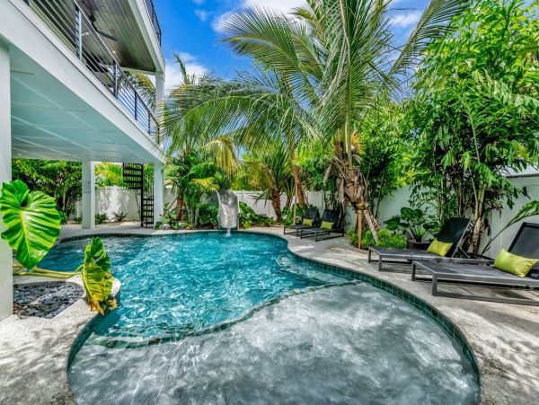 Beautiful Luxury Lido Key Pool Home Walk to Everything!!