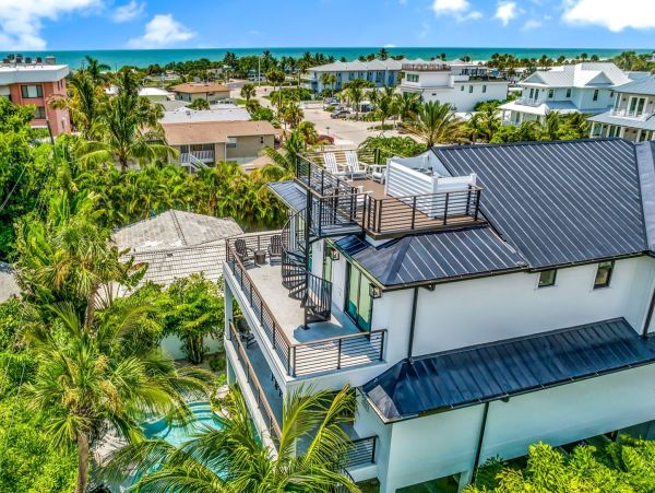 Beautiful Luxury Lido Key Pool Home Walk to Everything!!