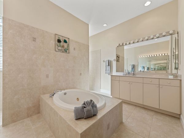 Gulf Access 4 Bedroom Vacation Pool Home in Cape Coral
