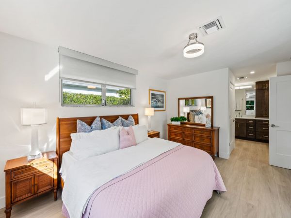 3 Bedroom Vacation Home in Naples with Pool Sleeps 6 Guests