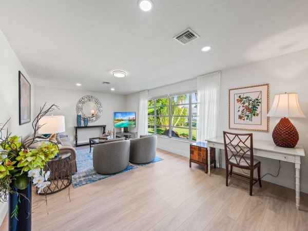 3 Bedroom Vacation Home in Naples with Pool Sleeps 6 Guests