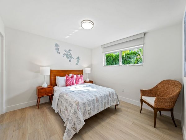 3 Bedroom Vacation Home in Naples with Pool Sleeps 6 Guests