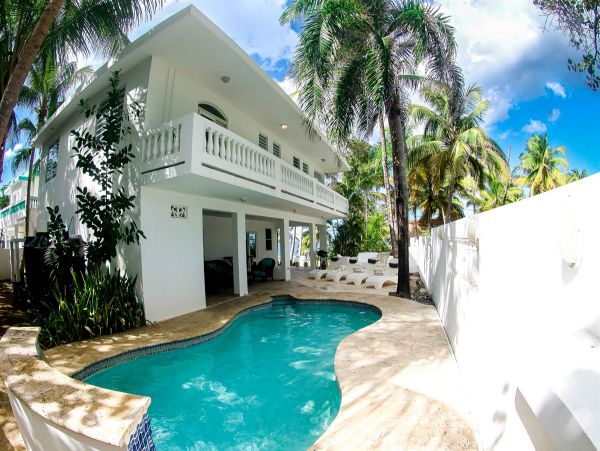 Five Bedroom Vacation Home in Puerto Rico Right on Beach