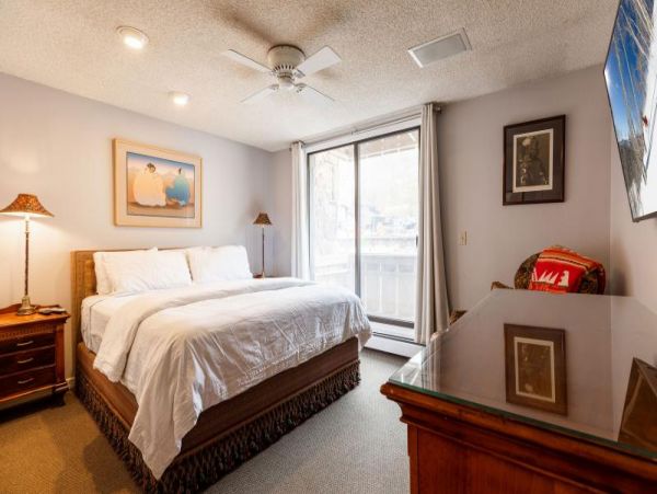 4 Bedroom Vail Vacation Condo Walk to Lifts Mountain Views