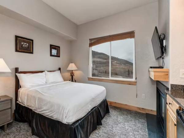 3 plus loft 4 bath walk to lift Canyons Village