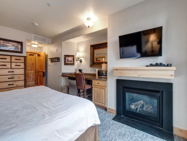 3 plus loft 4 bath walk to lift Canyons Village