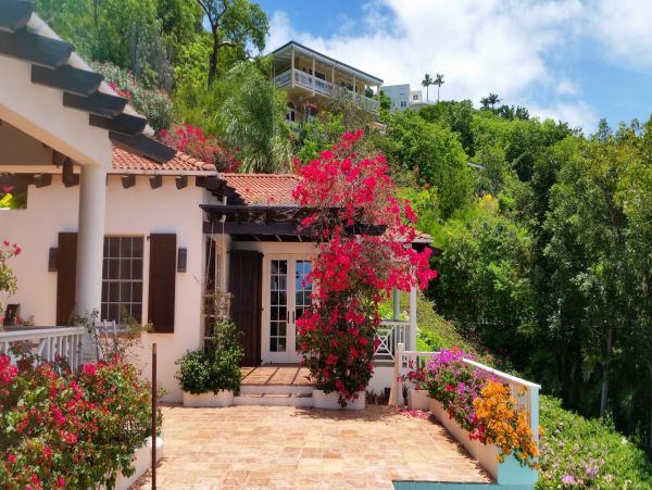 St. Thomas Home 1003142