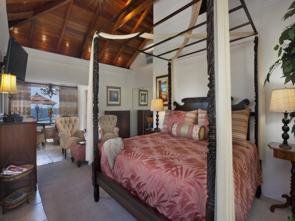 St. Thomas Home 1003152