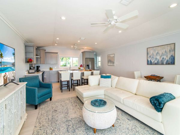 Cayman Islands Beachfront 4 Bedroom Home Pool & Dock