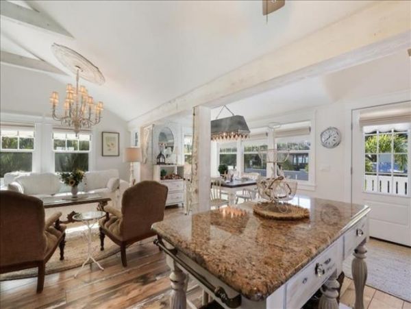 Charming Vacation Cottage in Holmes Beach 2 Bedrooms