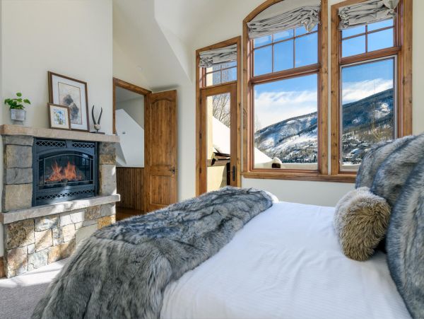 Five Bedroom Mountain View Residence in Vail Shuttle To Lift