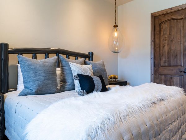 Five Bedroom Mountain View Residence in Vail Shuttle To Lift