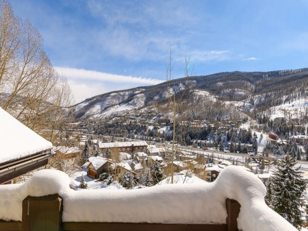 Five Bedroom Mountain View Residence in Vail Shuttle To Lift