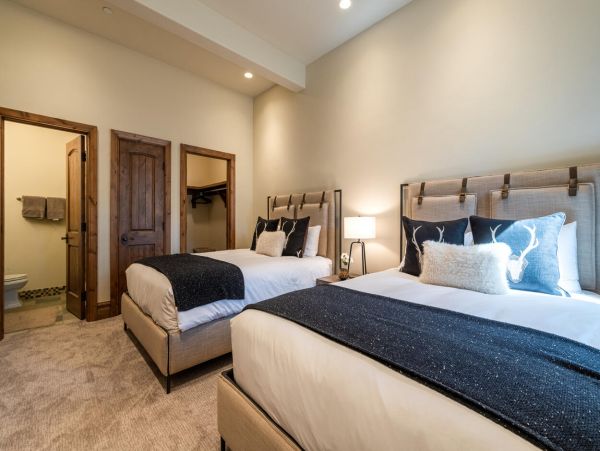 Five Bedroom Mountain View Residence in Vail Shuttle To Lift