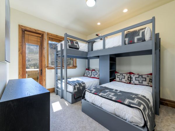 Five Bedroom Mountain View Residence in Vail Shuttle To Lift