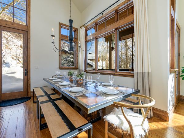 Five Bedroom Mountain View Residence in Vail Shuttle To Lift