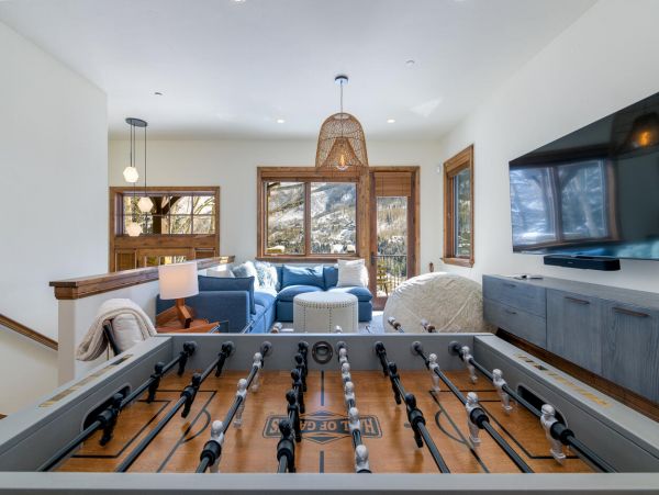 Five Bedroom Mountain View Residence in Vail Shuttle To Lift