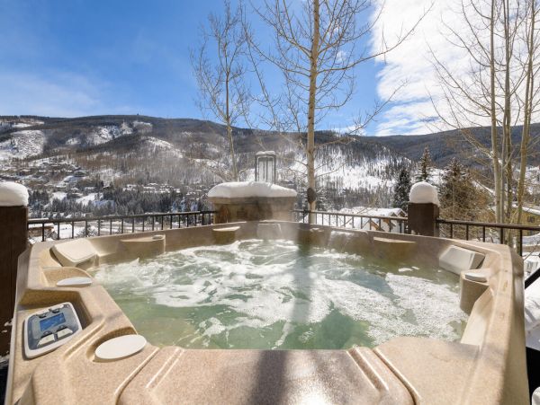Five Bedroom Mountain View Residence in Vail Shuttle To Lift