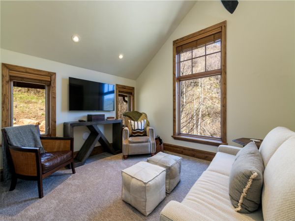 Five Bedroom Mountain View Residence in Vail Shuttle To Lift