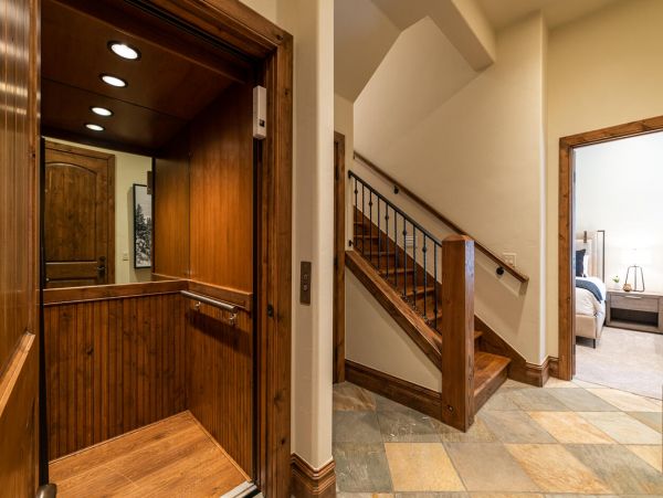 Five Bedroom Mountain View Residence in Vail Shuttle To Lift