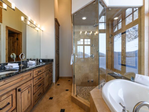 Five Bedroom Mountain View Residence in Vail Shuttle To Lift